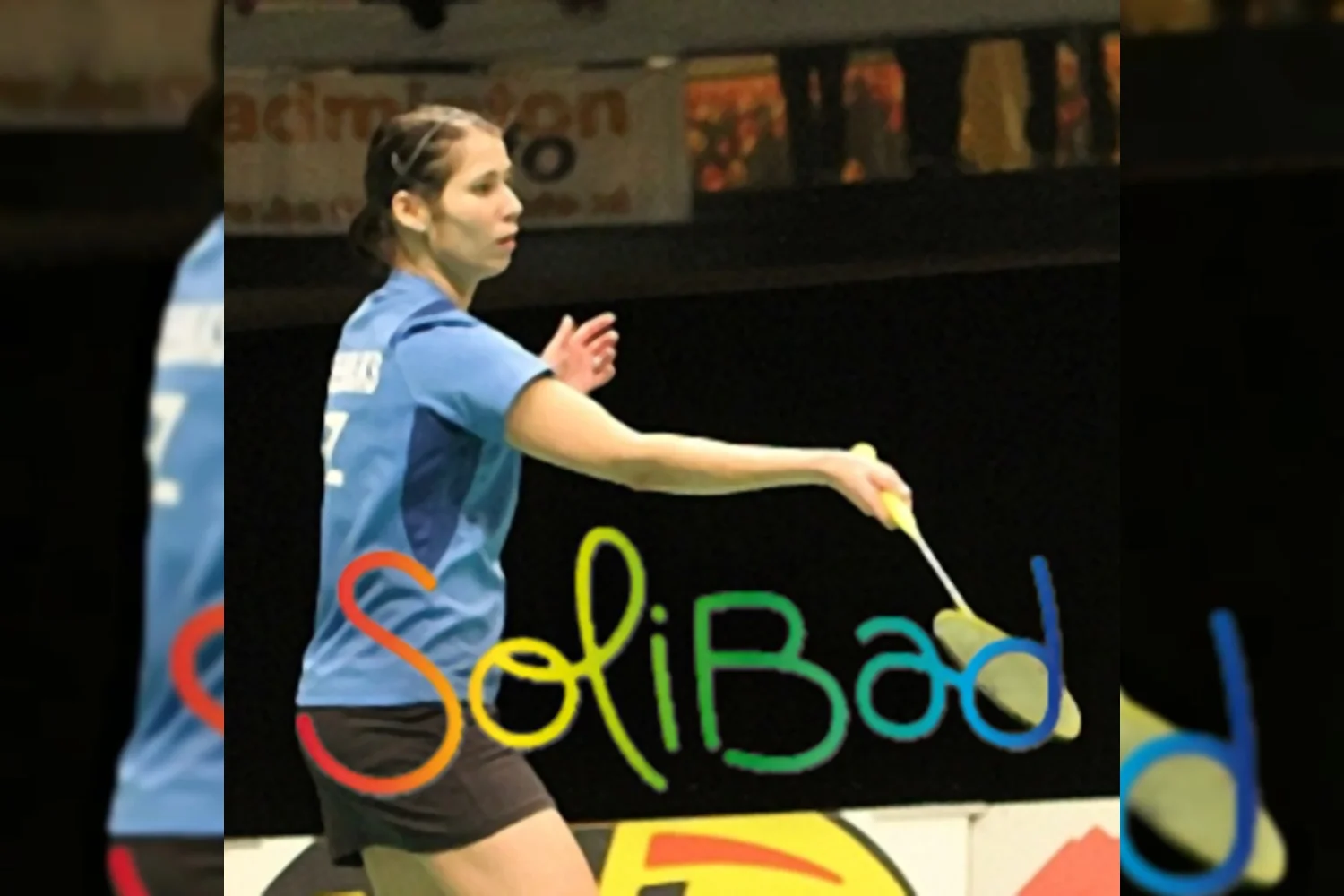 Kinderen helpen met badminton