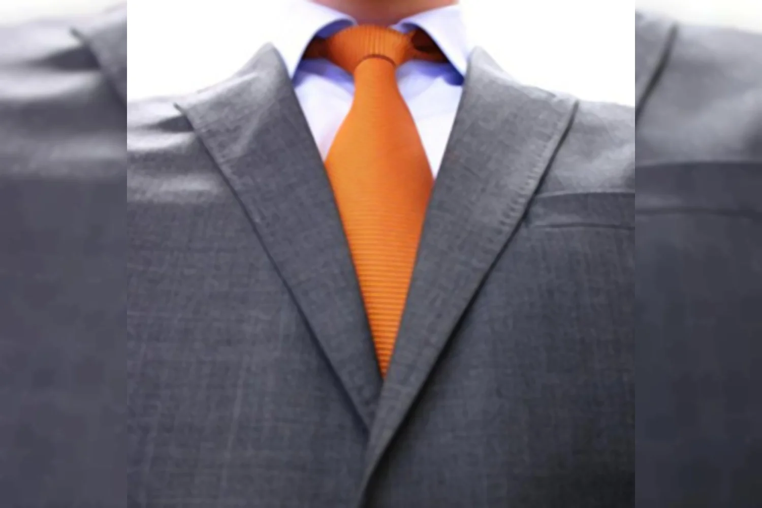 Yao Jie en een man in een pak