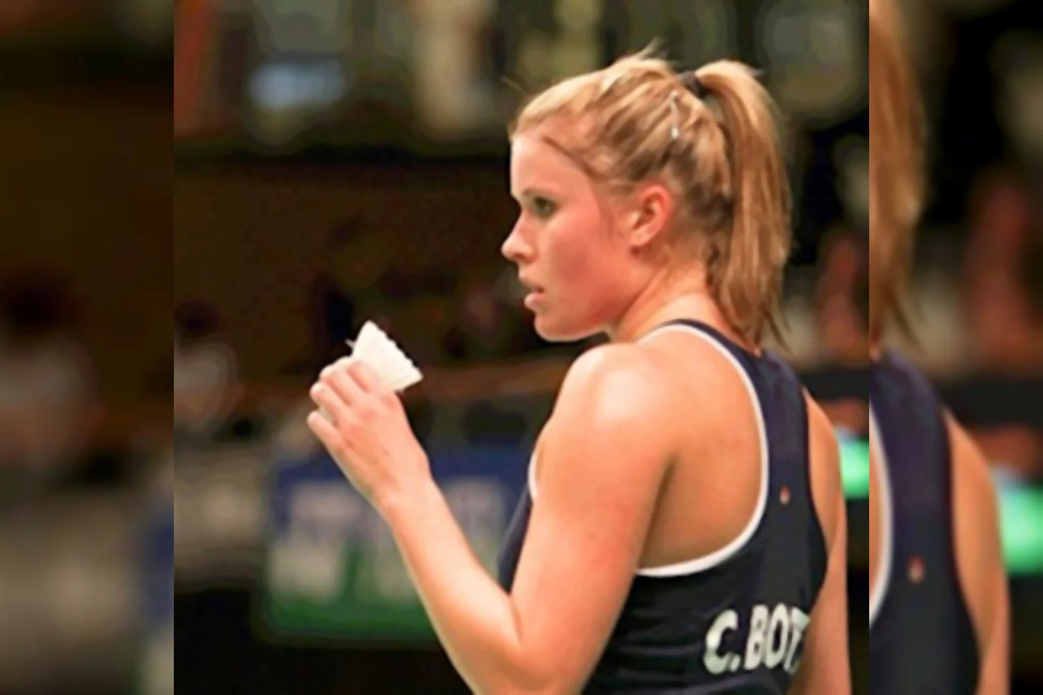 Dames verplicht in rokje de baan op?