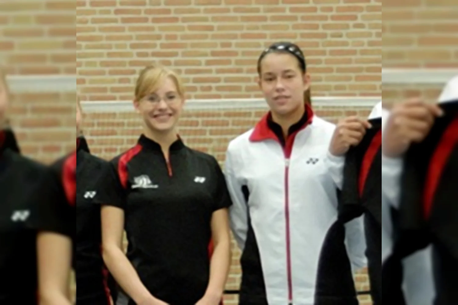 Cheryl assistent-trainer bij trainingsgroep van vader Seinen