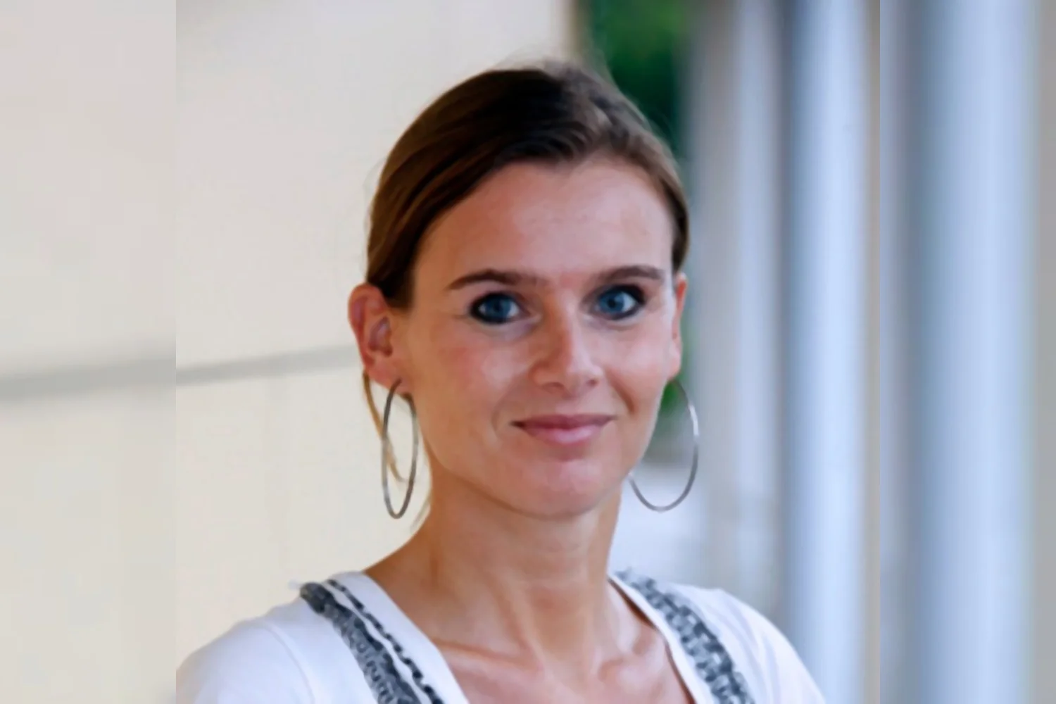 Een mooie jonge vrouw waarbij je tong op je schoenen valt