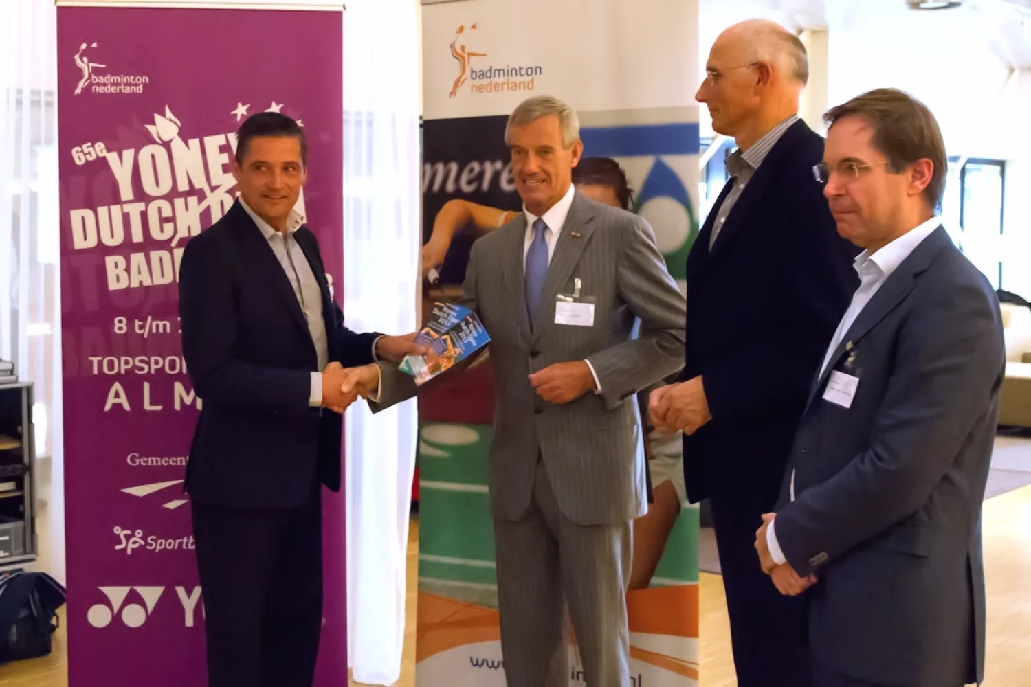 Wethouders Peeters en Scholten ontvangen eerste programmaboekje bij offici&euml;le opening Yonex Dutch Open