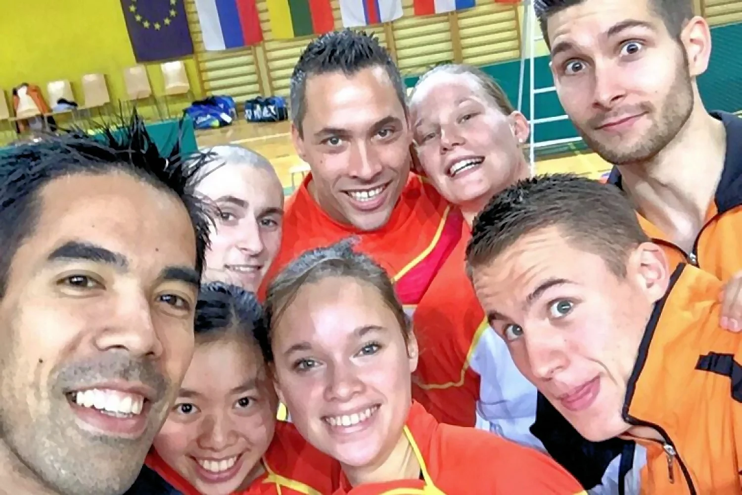 Nationale badmintonteam doet mee aan #teamselfie actie van badmintonline.nl