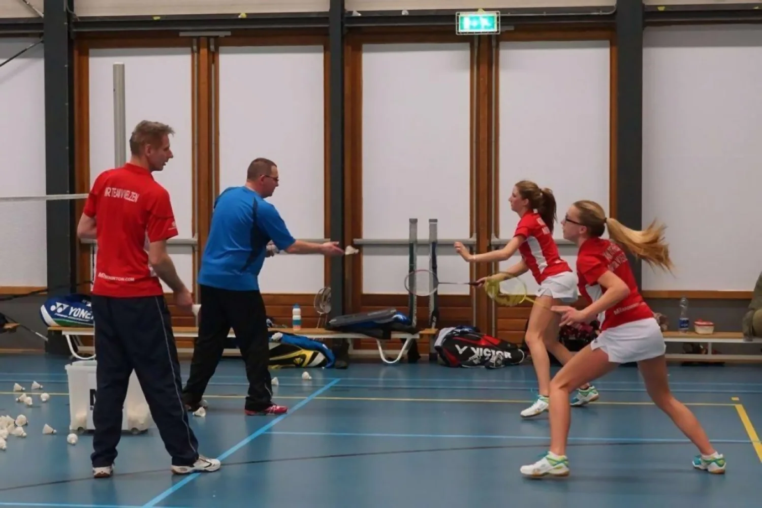 Albert Beek assisteert bij training Team Van Velzen