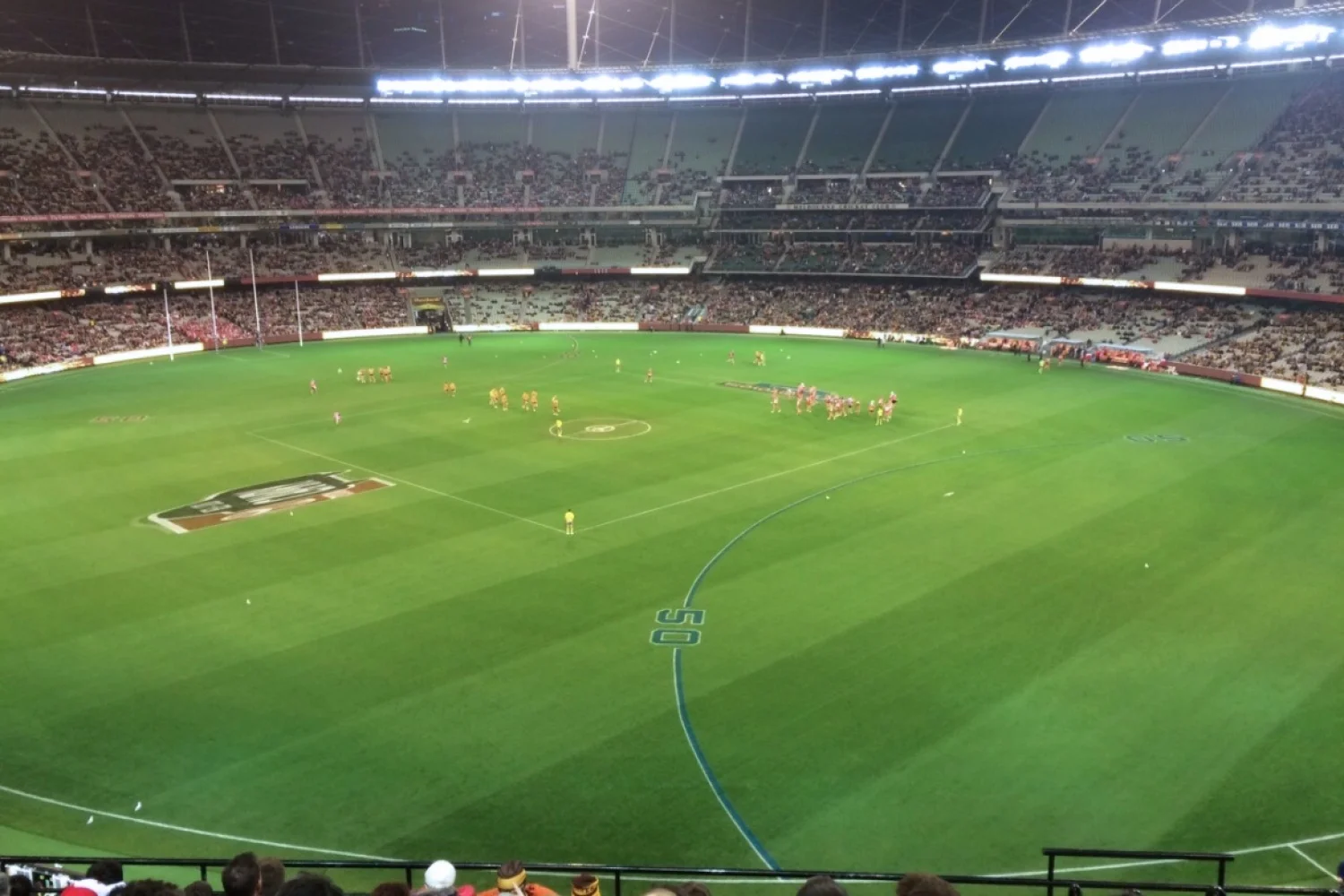 Australian Football in een stadion met 100.000 stoelen