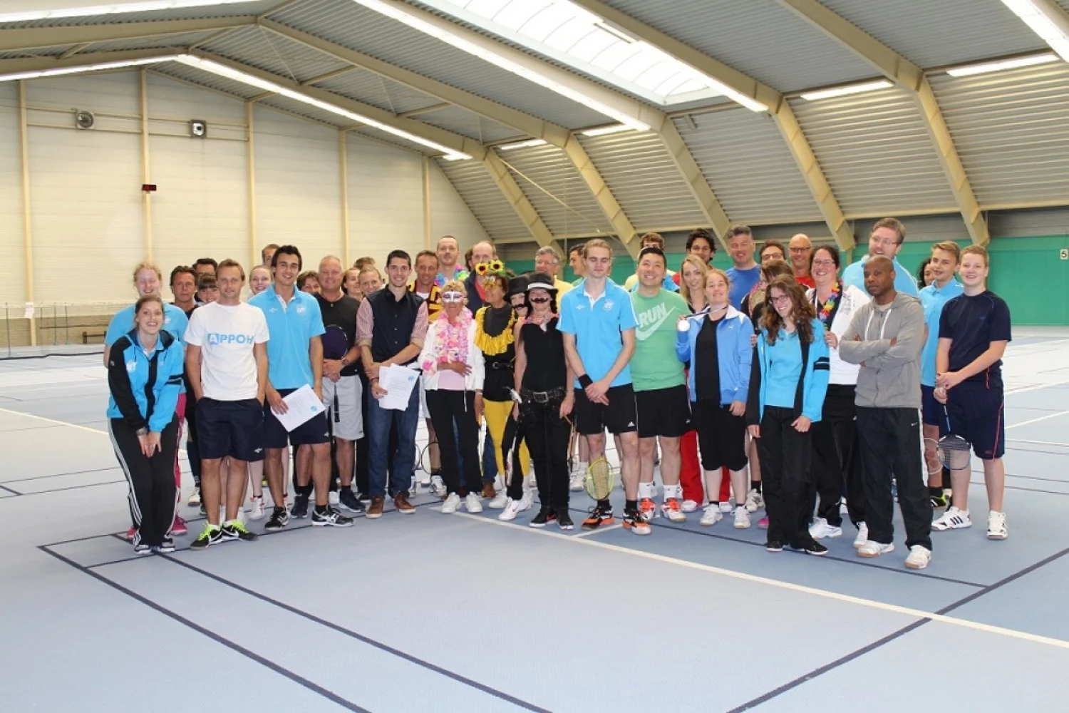 Erik Meijs gaat aan de slag met de tapijtvloer van The Smashing Fellows