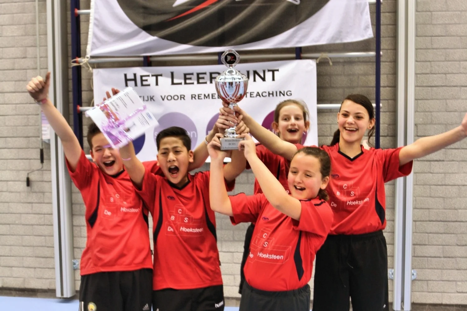 De Hoeksteen wint scholentoernooi opnieuw