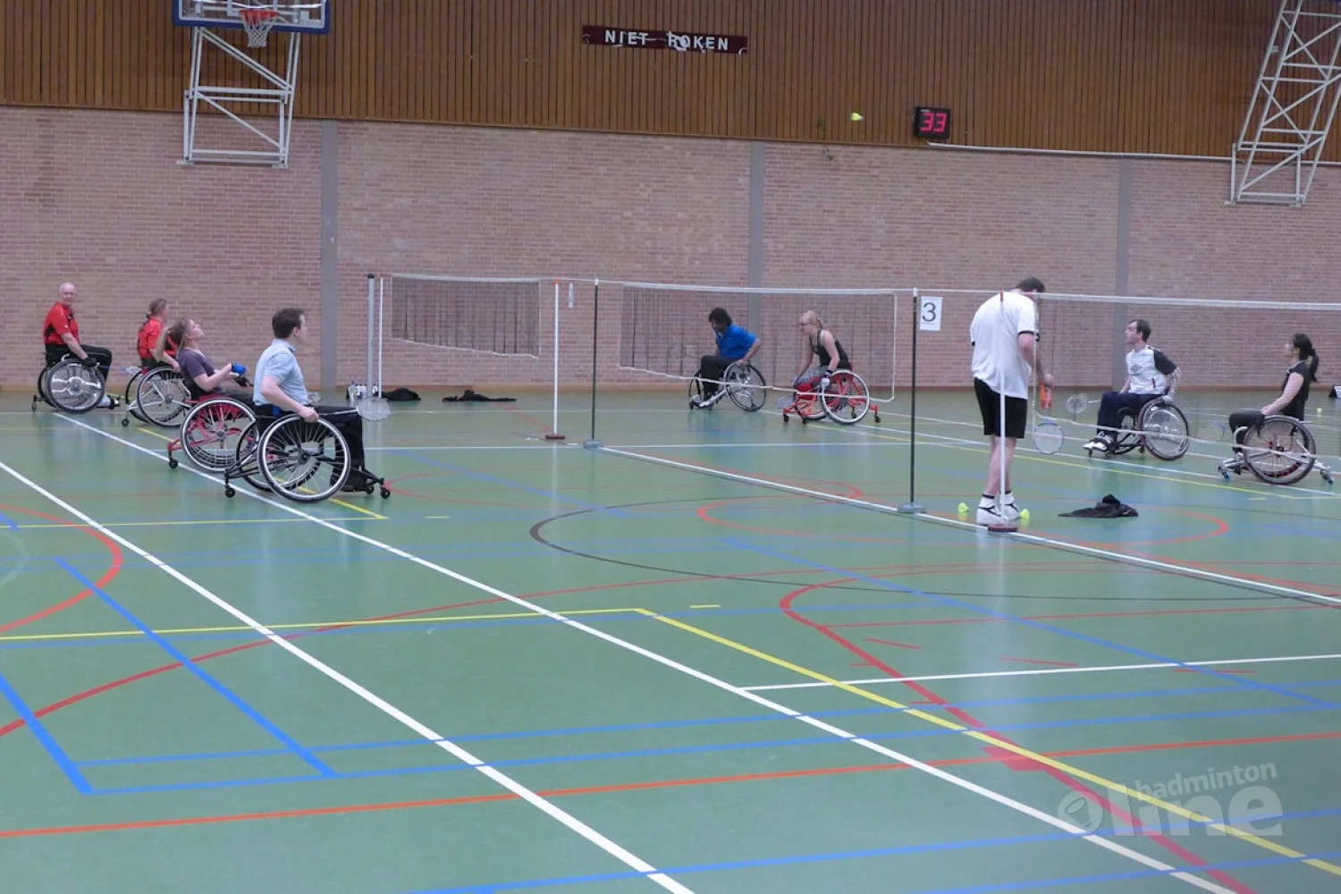 Enkelen en mixen tijdens het aangepast badminton toernooi in Delft