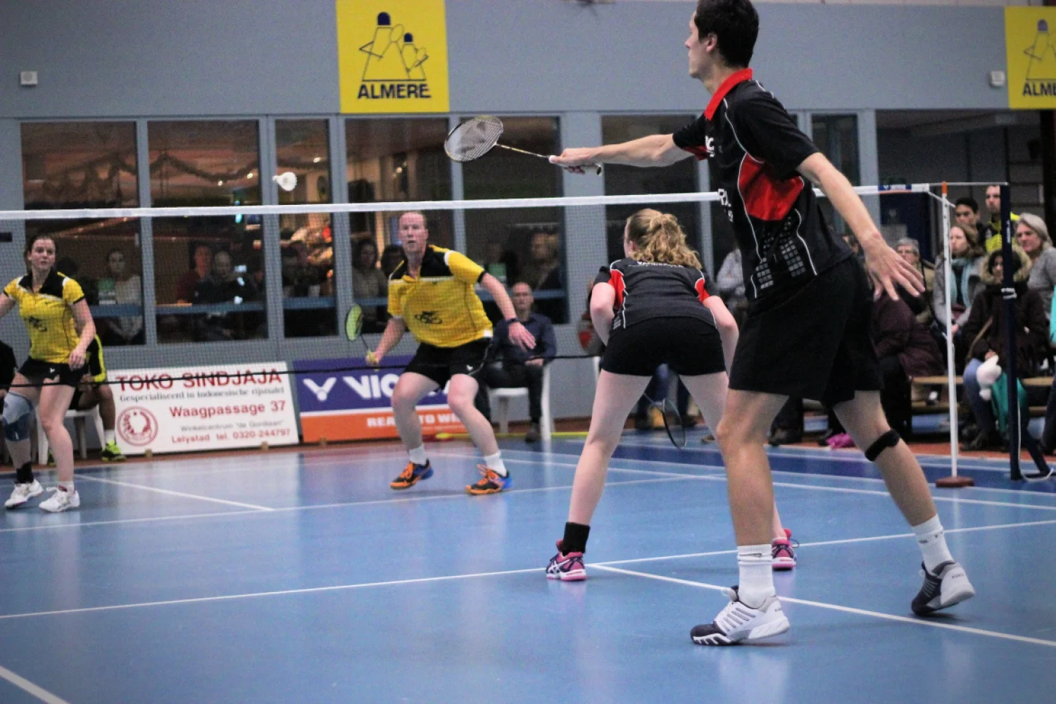 Almere versterkt koppositie na 7-1 winst op Amersfoort