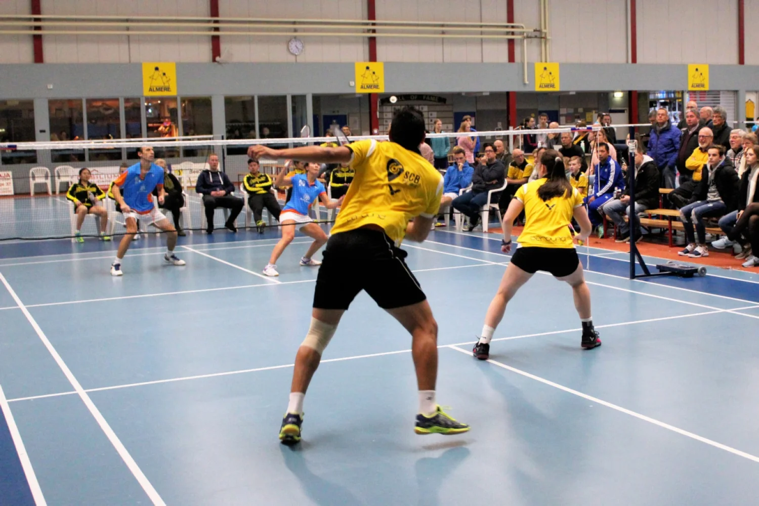 Almere blijft in de race na 7-1 zege op Hoornse