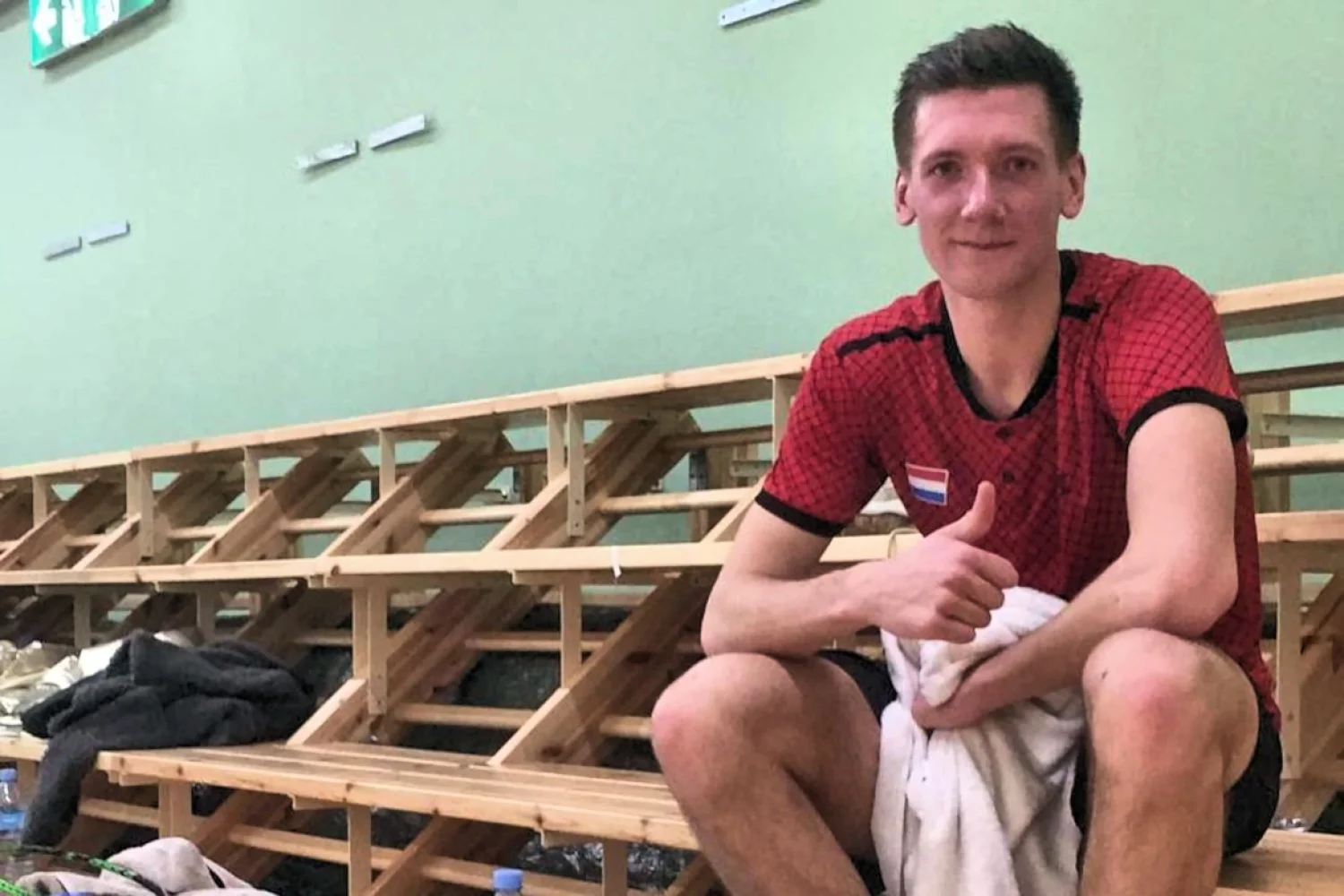 Doneer 100 euro voor een officieel wedstrijdshirt van badmintonner Joran Kweekel