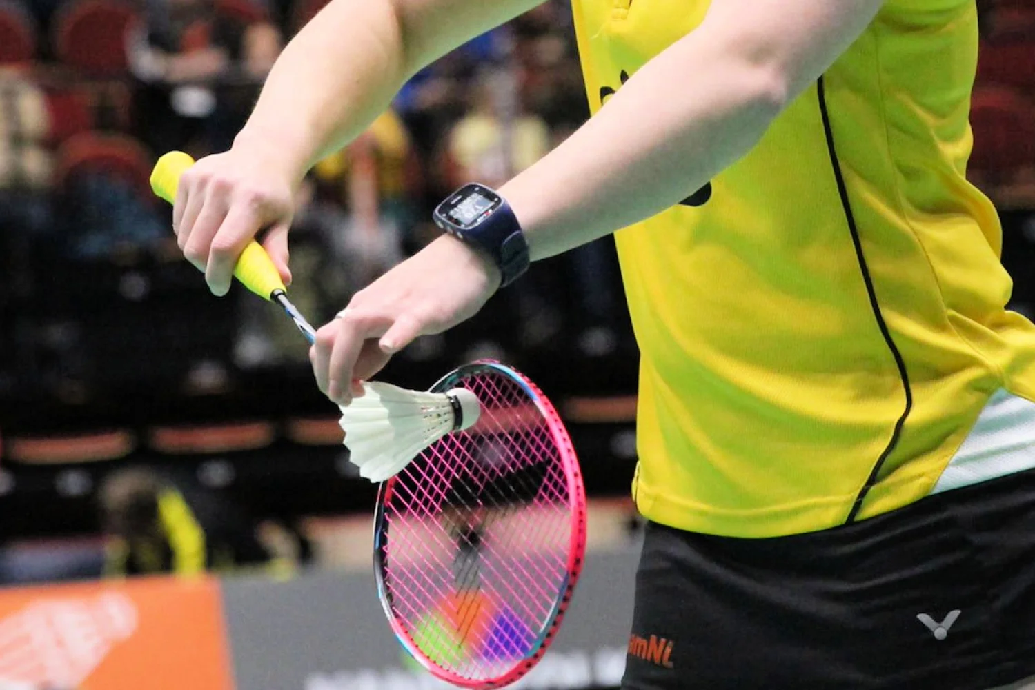 Wat zijn de spelregels voor de service bij badminton?