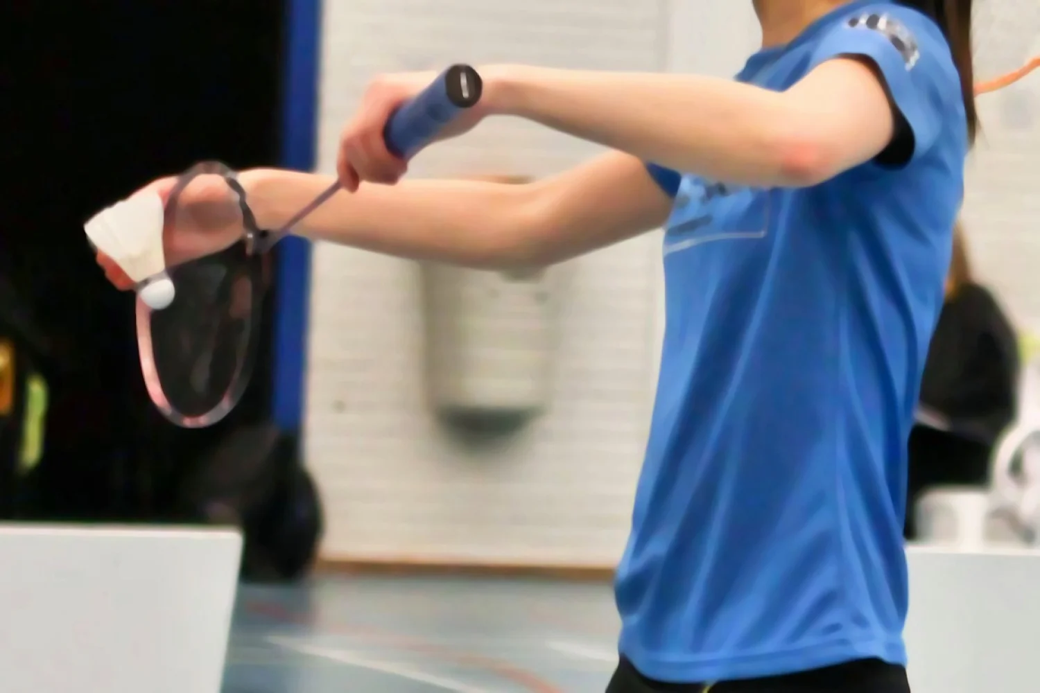 Waarom wordt deze servicefout bij badminton niet massaal bestraft?