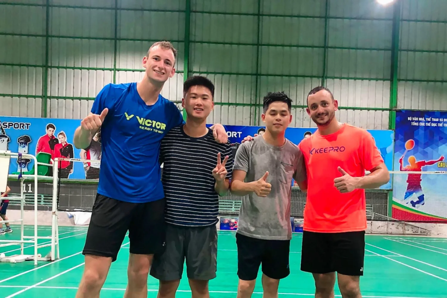 Dennis Eversdijk speelt een lokaal toernooi in Vietnam