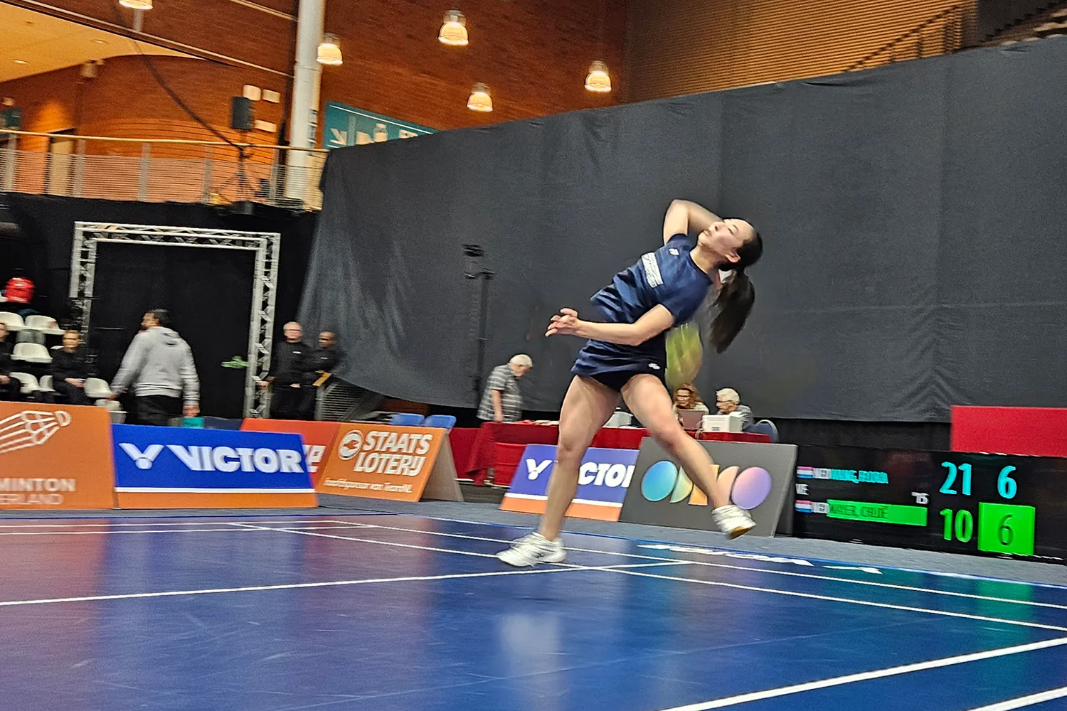 Flora Wang schakelt voormalig Nederlands Kampioene uit