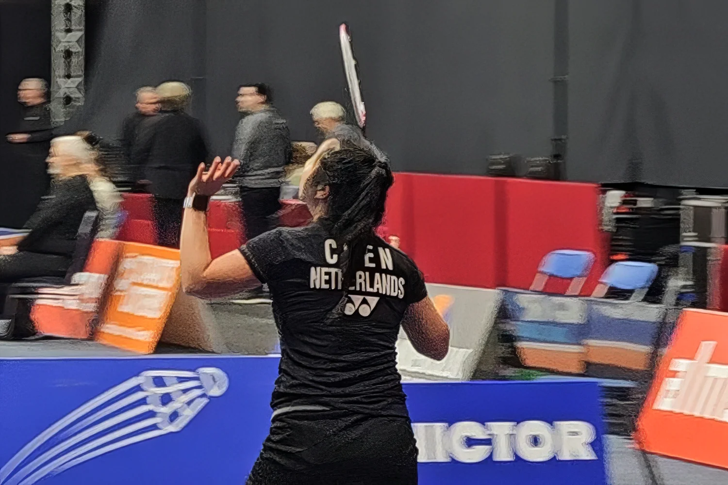 Qualifier Nasim Safayi schakelt second seed Alida Chen uit tijdens NK Badminton 2026