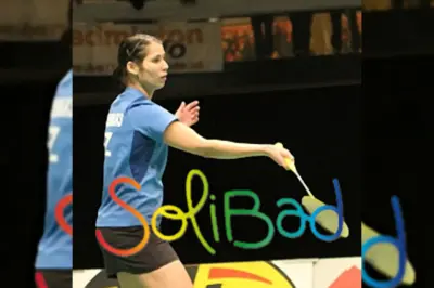 Kinderen helpen met badminton