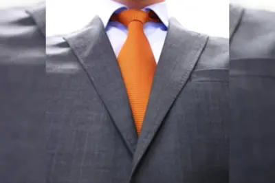 Yao Jie en een man in een pak