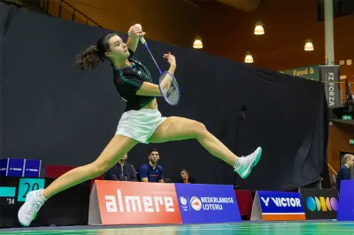 Chlo&euml; Mayer klopt Alida Chen op NK Badminton 2024