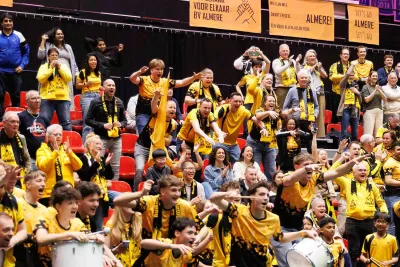 Almere verliest thriller om landskampioenschap